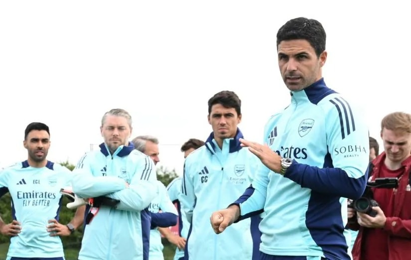 Carlos Cuesta khi còn làm trợ lý cho Mikel Arteta tại Arsenal.