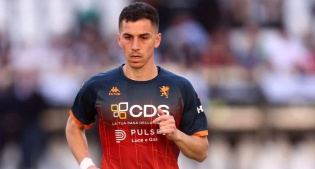 Patrizio Masini trong màu áo Genoa, cầu thủ được xem là mục tiêu thay thế Casemiro tại MU.