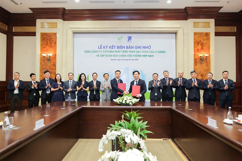 Lễ ký kết thỏa thuận hợp tác chiến lược giữa V-Green và VNPT triển khai trạm sạc xe điện