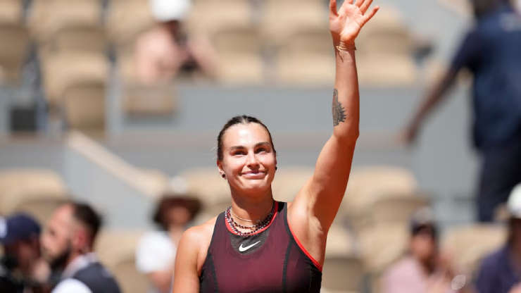 Aryna Sabalenka diện trang phục xuyên thấu màu đỏ bã trầu tại Roland Garros 2026