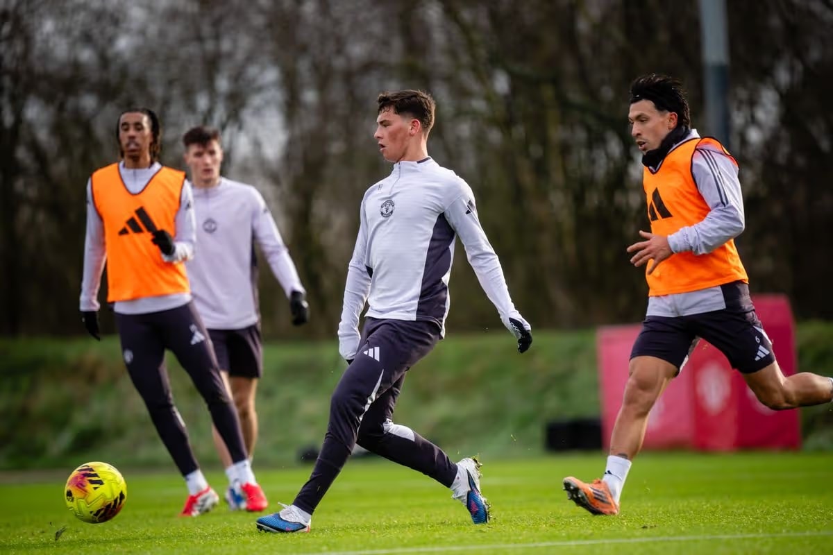 Shea Lacey tập luyện cùng đội một Manchester United