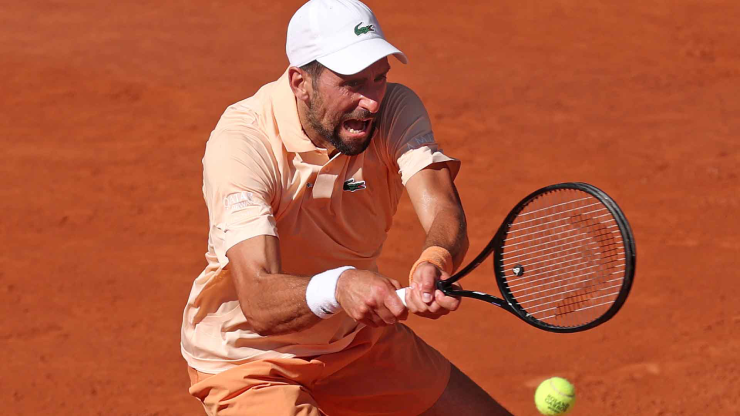 Novak Djokovic lộ rõ vẻ mệt mỏi và mắc nhiều lỗi giao bóng kép trong trận đấu với Royer