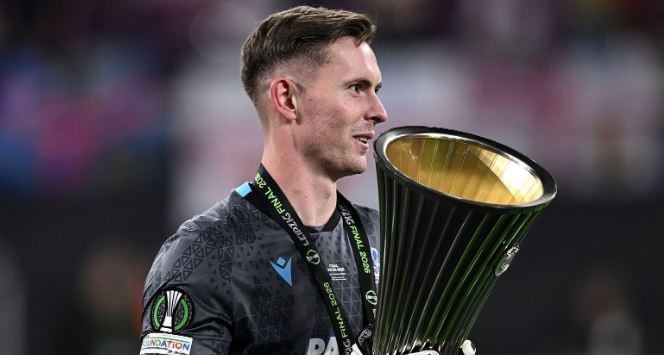Dean Henderson ăn mừng chức vô địch