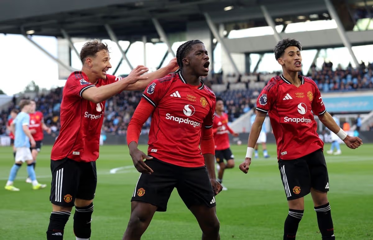 Godwill Kukonki ăn mừng bàn thắng tại chung kết FA Youth Cup