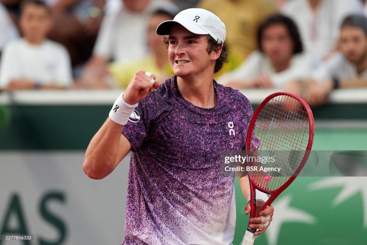 Joao Fonseca ăn mừng màn ngược dòng ấn tượng tại Roland Garros