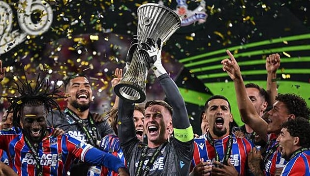 Các cầu thủ Crystal Palace ăn mừng chức vô địch Conference League lần đầu tiên trong lịch sử tại Leipzig.