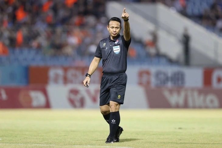 Trọng tài Razlan Joffri Bin Ali cầm còi tại V-League.