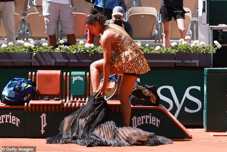 Naomi Osaka tập trung vào thi đấu sau màn thay đổi trang phục