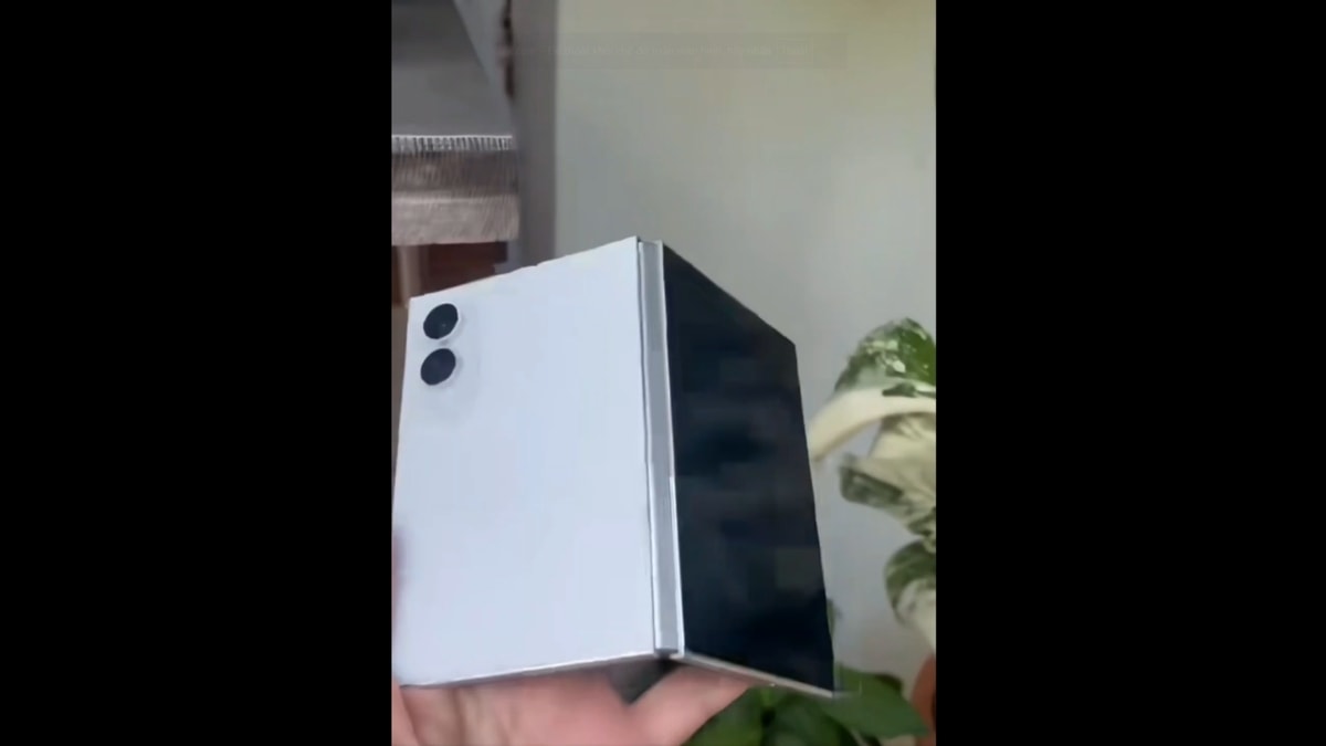 Phiên bản mô hình dummy model của Galaxy Z Fold8 Wide lộ diện với thiết kế gập ngang
