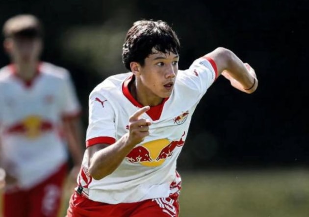 Nguyễn Quốc Khải ăn mừng chức vô địch U18 Áo cùng Red Bull Salzburg.