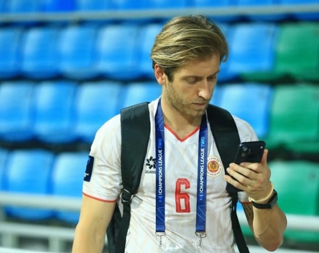 Tiền vệ Stefan Mauk trong màu áo CLB CAHN chuẩn bị đối đầu đội bóng cũ Adelaide United.