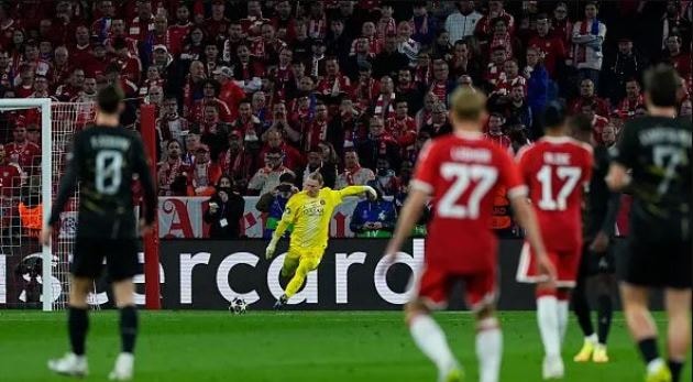 HLV Enrique thường chỉ đạo Matvey Safonov đá bóng ra biên.
