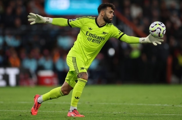Thủ môn David Raya trong màu áo Arsenal chuẩn bị cho trận chung kết Champions League.