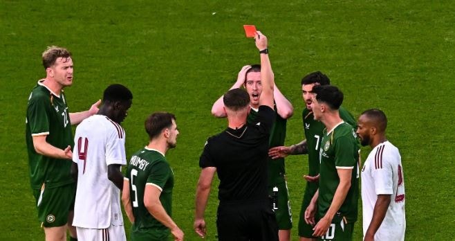 Tình huống căng thẳng dẫn đến chiếc thẻ đỏ của Jack Moylan bên phía Ireland.