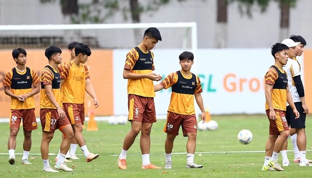 Các cầu thủ Hoàng Anh Gia Lai nỗ lực thi đấu trong cuộc đua trụ hạng V-League đầy kịch tính.
