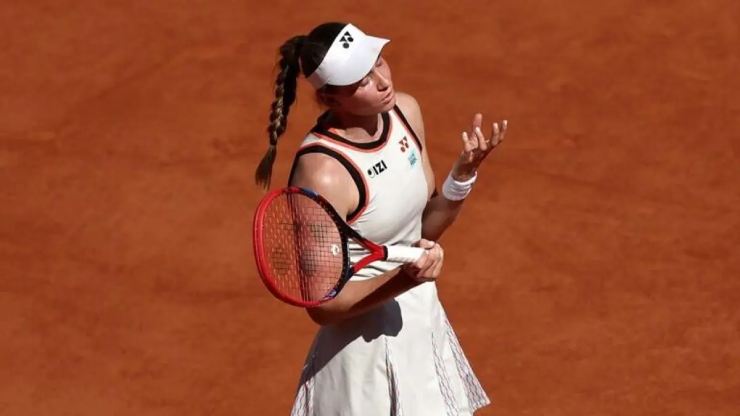 Elena Rybakina thất vọng sau khi bị loại sớm tại vòng 2 Roland Garros 2026