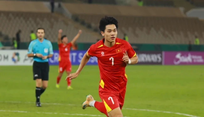 Nguyễn Đình Bắc trong màu áo đội tuyển Việt Nam chuẩn bị cho AFF Cup