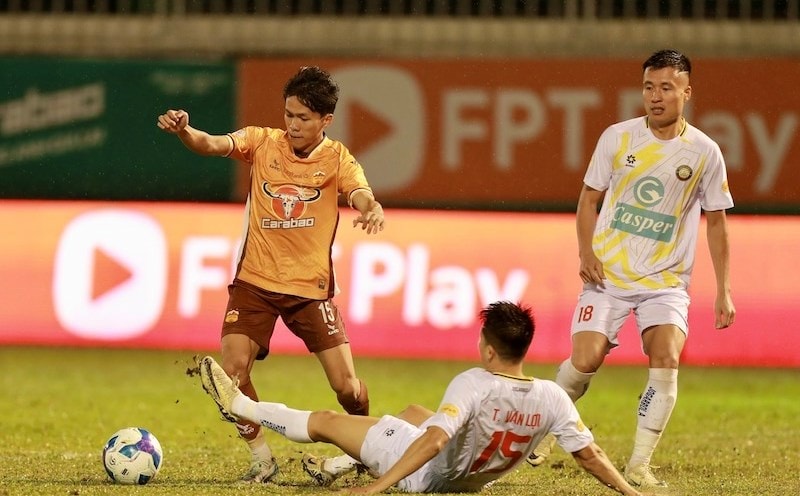 Hoàng Anh Gia Lai nắm lợi thế trong cuộc đua trụ hạng.