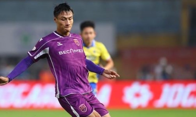 Mạc Hồng Quân thi đấu trong màu áo Becamex TP.HCM tại V.League.