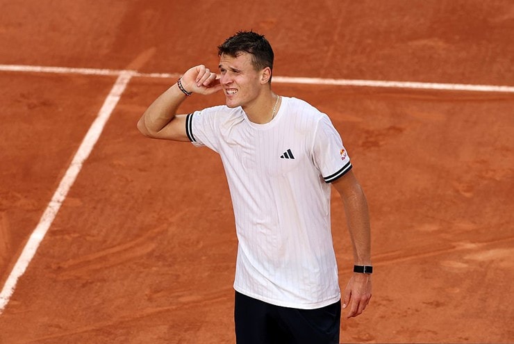 Jakub Mensik ăn mừng chiến thắng ngược dòng trước De Minaur tại Roland Garros