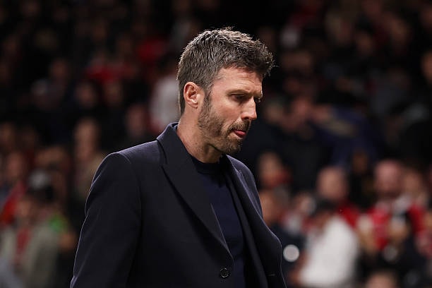 HLV Michael Carrick cần tìm giải pháp cho hàng thủ Manchester United.