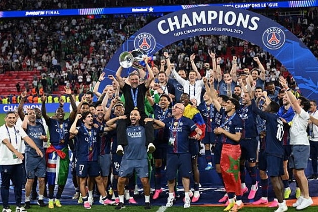 Các cầu thủ PSG ăn mừng chức vô địch Champions League cùng Luis Enrique
