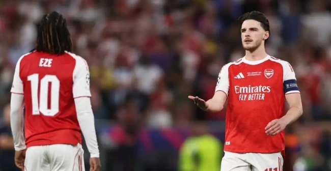 Các cầu thủ Arsenal thất thần sau loạt sút luân lưu với PSG.
