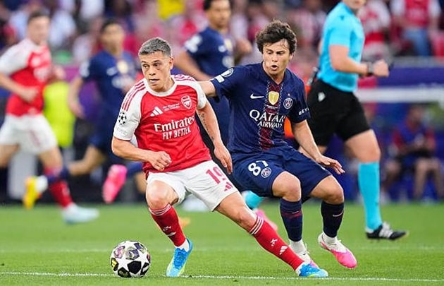 Leandro Trossard thi đấu năng nổ trước hàng thủ PSG