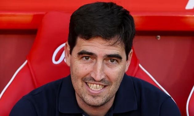 Andoni Iraola xây dựng lối chơi pressing tầm cao và phản công thần tốc cho Bournemouth.