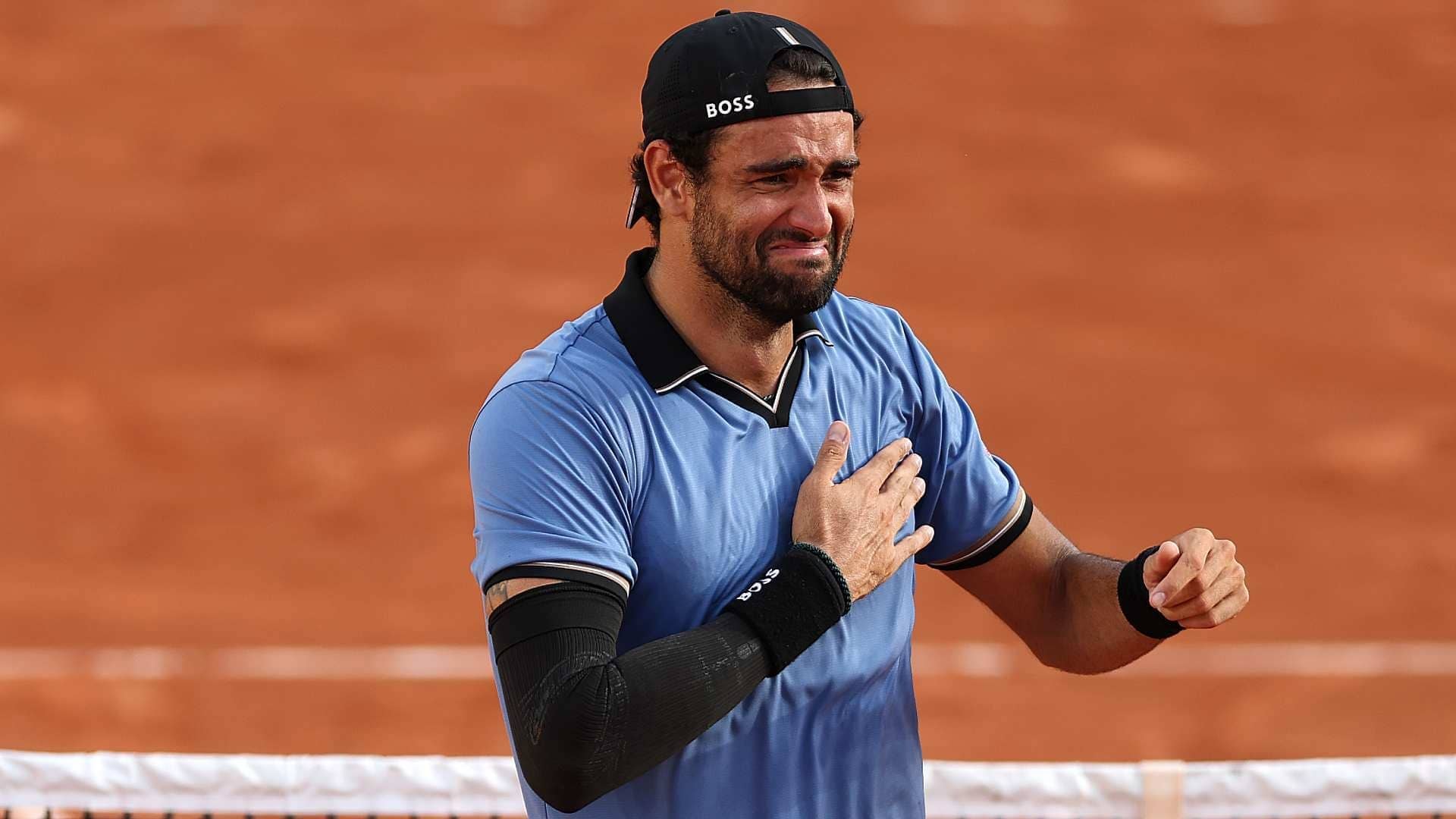 Matteo Berrettini ăn mừng chiến thắng nghẹt thở tại Roland Garros
