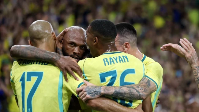 Brazil tạo ra cơn mưa bàn thắng trong hiệp hai với sự tỏa sáng của nhiều cầu thủ dự bị.