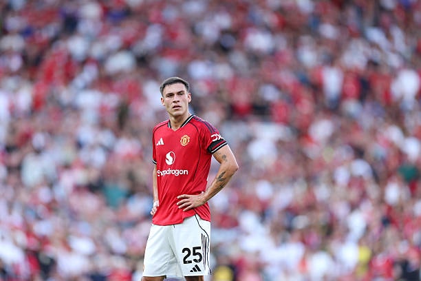 Tiền vệ Manuel Ugarte trong màu áo Man Utd