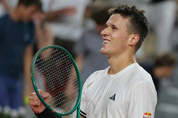 Jakub Mensik thi đấu đầy nỗ lực trước Andrey Rublev