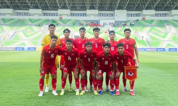 U19 Việt Nam tạm vươn lên dẫn đầu bảng A sau lượt trận khai màn.