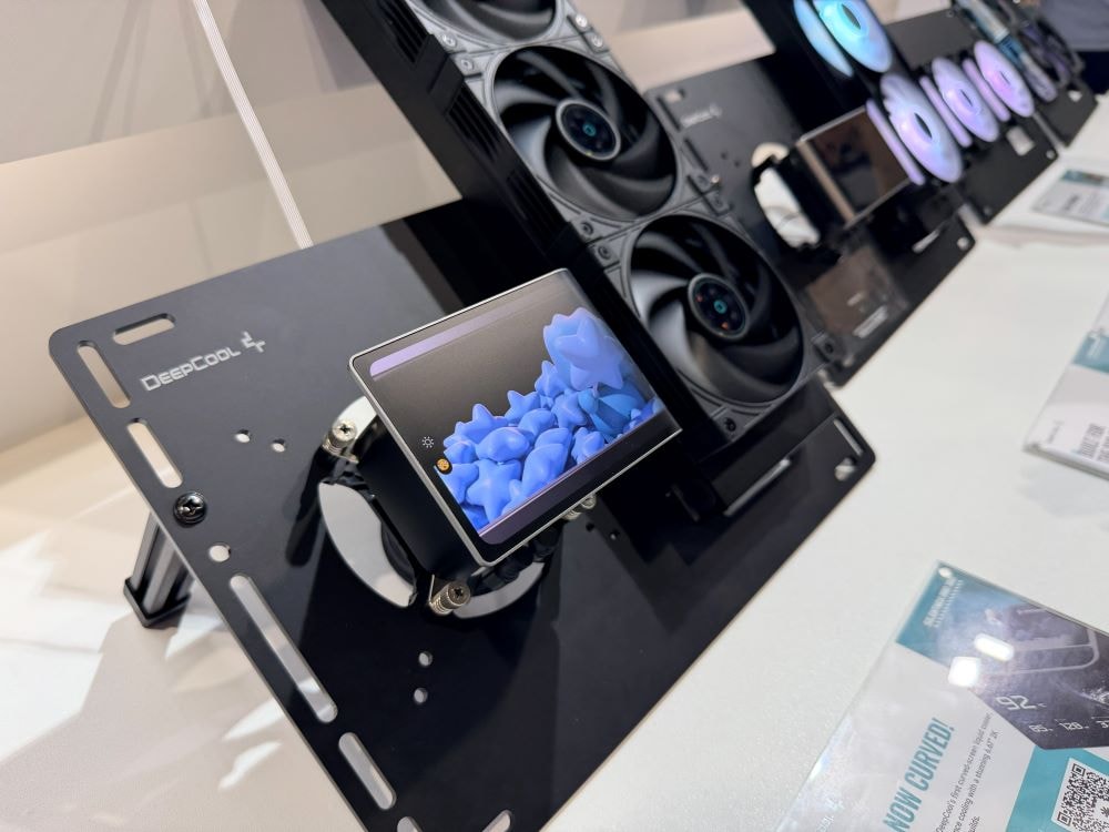Khách tham quan trải nghiệm các dòng tản nhiệt mới của DeepCool