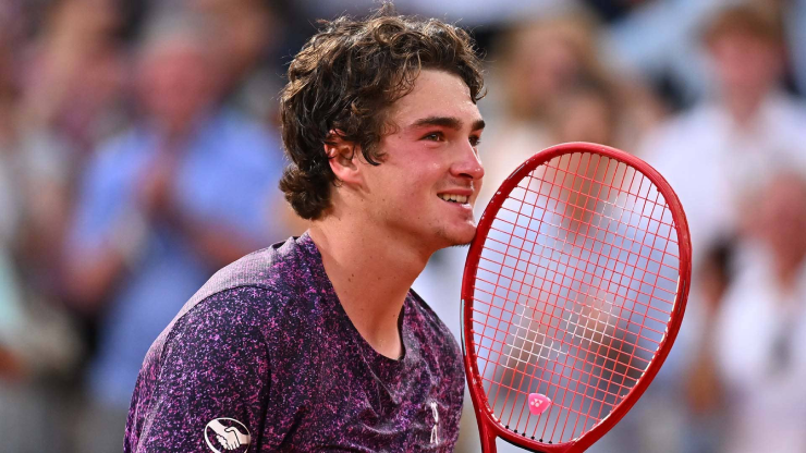 Tay vợt 19 tuổi Joao Fonseca ăn mừng chiến thắng lịch sử trước Novak Djokovic tại Roland Garros