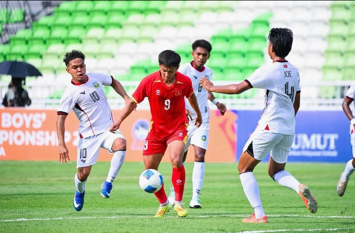 Tiền đạo Hoàng Công Hậu ghi hat-trick giúp U19 Việt Nam thắng Timor Leste.