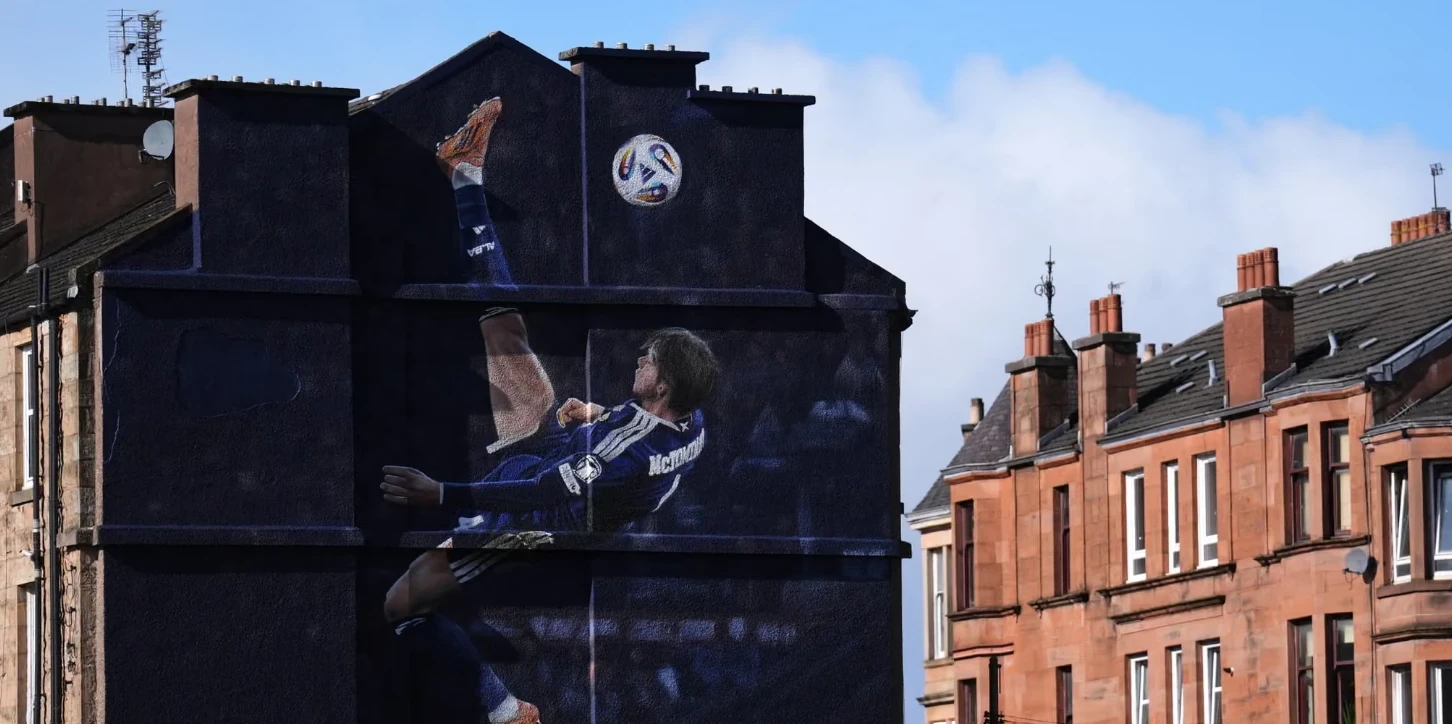 Scott McTominay ăn mừng bàn thắng quan trọng trong màu áo đội tuyển Scotland.