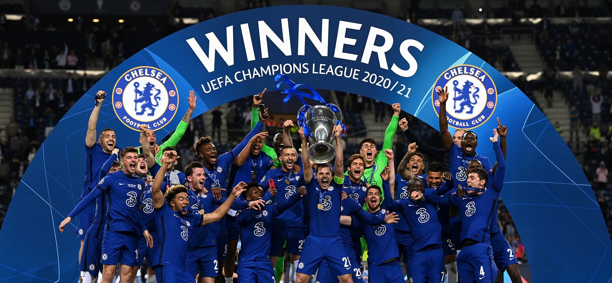 Azpilicueta nâng cao chiếc cúp Champions League, hoàn tất bộ sưu tập danh hiệu cùng Chelsea.