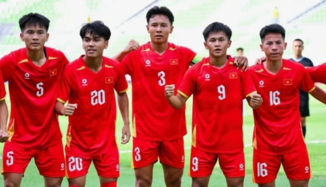 Đội tuyển U19 Việt Nam ăn mừng chiến thắng trong ngày ra quân