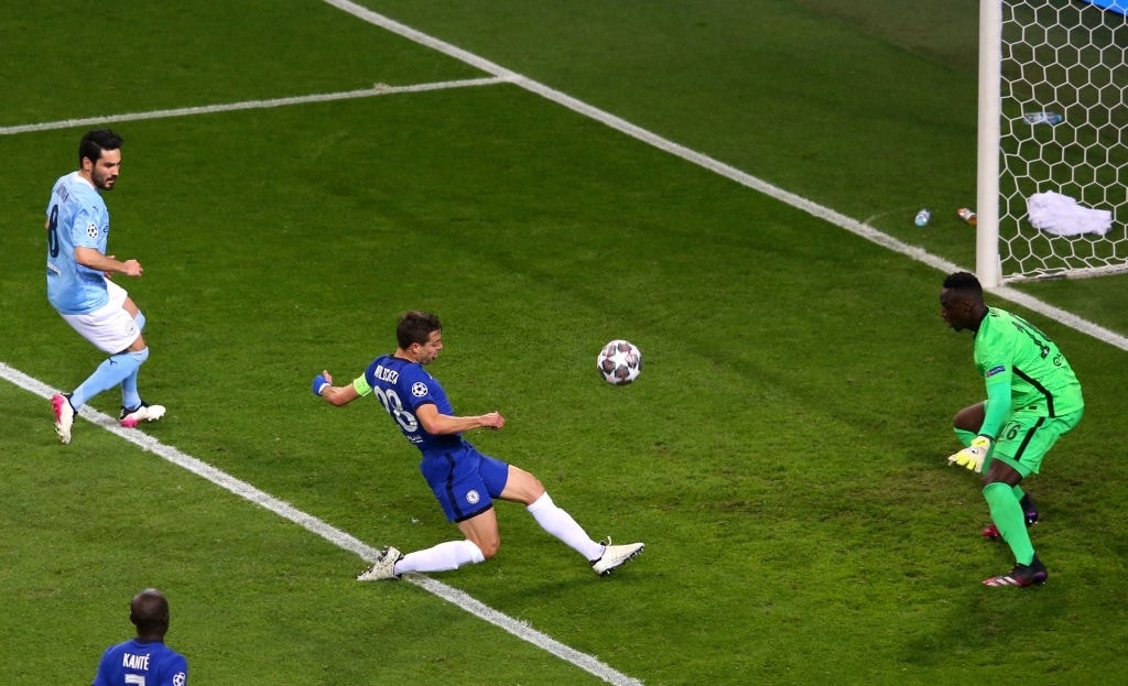 Cesar Azpilicueta đóng vai trò then chốt trong việc duy trì sự tập trung của hàng thủ Chelsea.