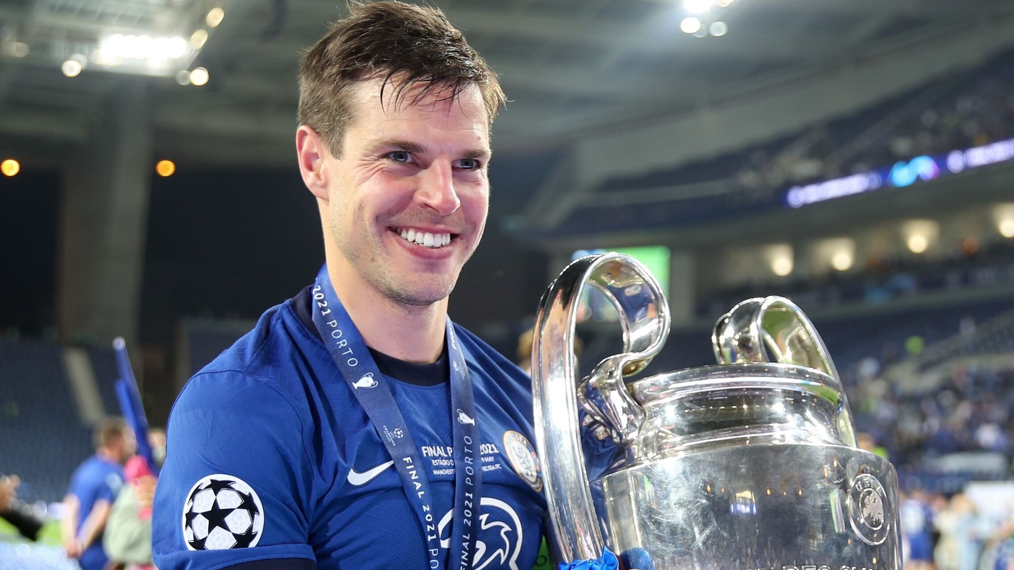 Cesar Azpilicueta xúc động quỳ rạp xuống sân sau khi cùng Chelsea vô địch Champions League 2021.