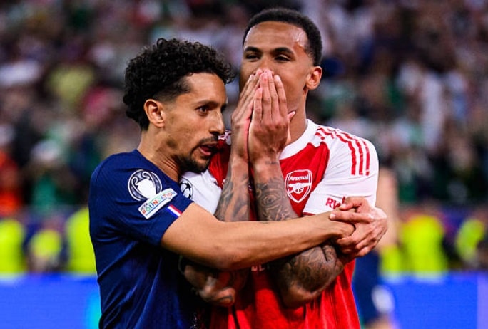 Marquinhos tiến đến an ủi Gabriel sau trận chung kết Champions League.
