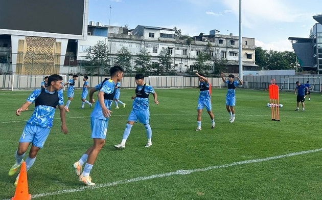 Các cầu thủ U19 Việt Nam tập luyện tích cực chuẩn bị cho lượt trận tiếp theo.