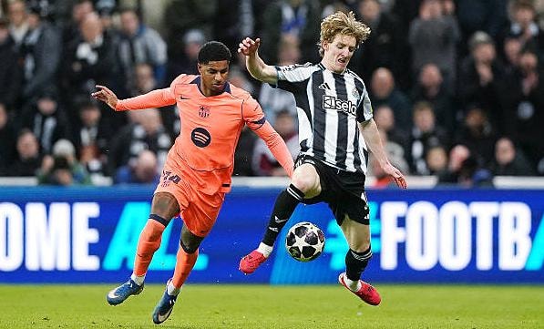 Marcus Rashford và Anthony Gordon có những điểm mạnh riêng.