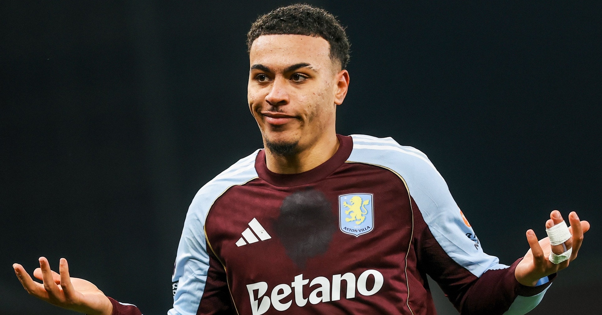 Aston Villa kiên quyết giữ chân tiền vệ trẻ Morgan Rogers trước sự quan tâm từ Arsenal.
