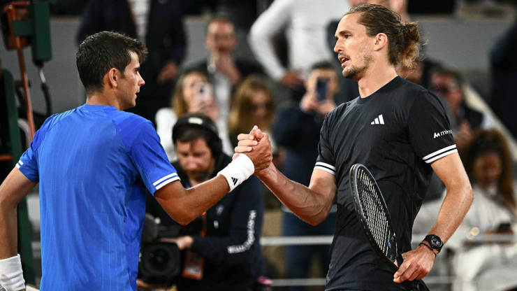 Jodar (bên trái) nhận bài học lớn khi so tài Zverev (bên phải)