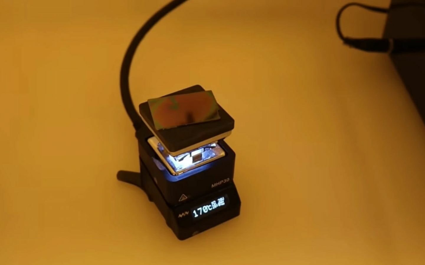 YouTuber Dr. Semiconductor tự chế tạo thành công mảng RAM tại nhà kho