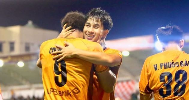 Các cầu thủ HAGL ăn mừng sau khi trụ hạng thành công