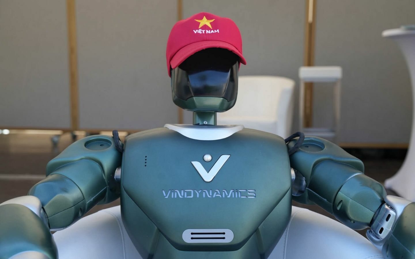 Robot Dyno đội mũ biểu tượng Việt Nam